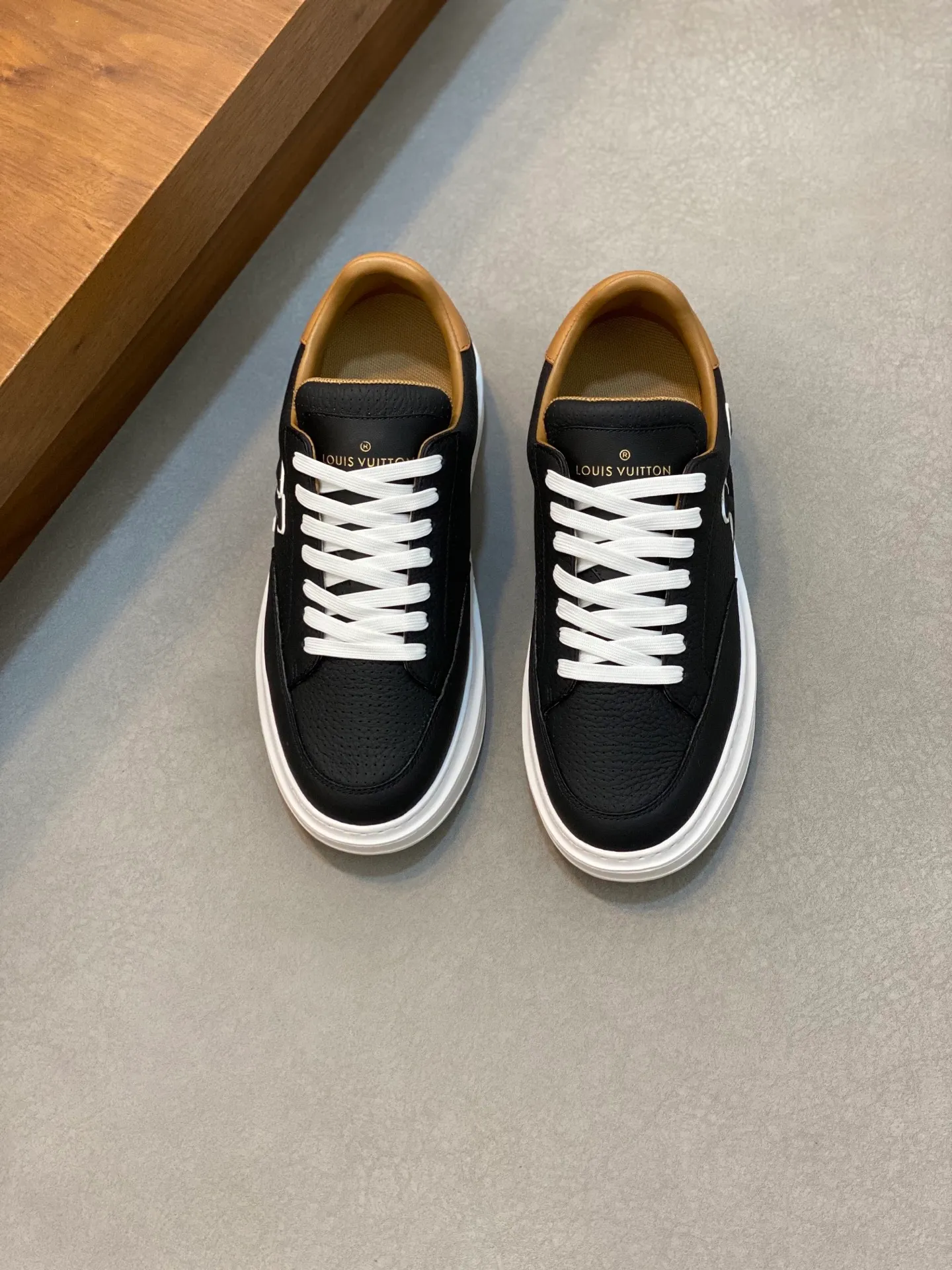 Factory Price: 400💰LV🔍Top Purchasing Agency🇮🇹 Lu Street Boy’s popular sports shoes counter synchronized, uppers imported from Italy cowhide fabric, high-quality complex splicing crafts, imported water-dyed cowhide lining cowhide feet Sole: Original sole provided by the original factory, T men's men's shoes 💰U exclusive movable molded sole, super comfortable, original factory follow-up goods, 🔍🔍high quality, can be entered and exited the counter at will, welcome to compare, code number 39-44 (order 38 45)